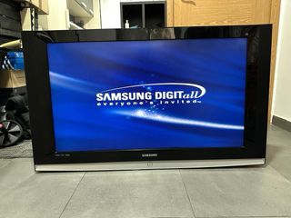 Televisor Samsung Negro y Plateado