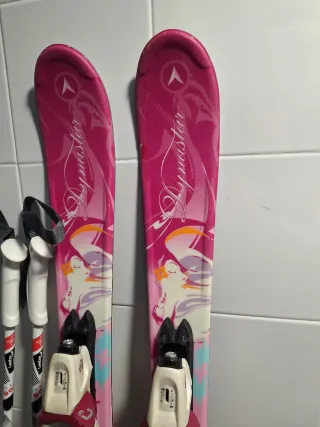 Esquís infantiles rosas con fijaciones