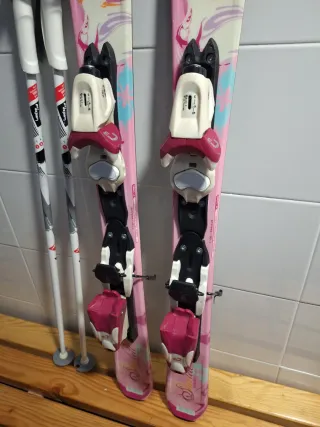 Esquís infantiles rosas con fijaciones
