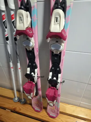 Esquís infantiles rosas con fijaciones