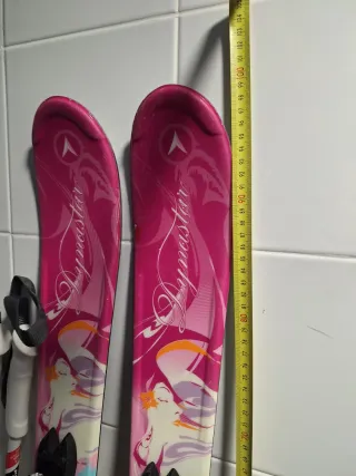 Esquís infantiles rosas con fijaciones