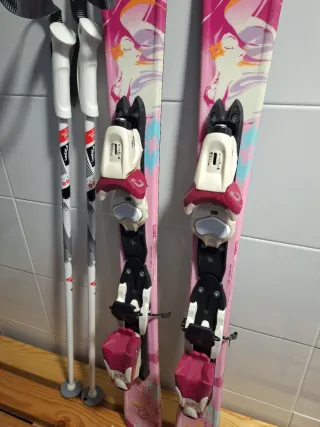 Esquís infantiles rosas con fijaciones