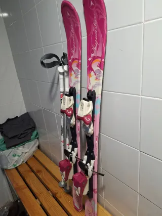 Esquís infantiles rosas con fijaciones