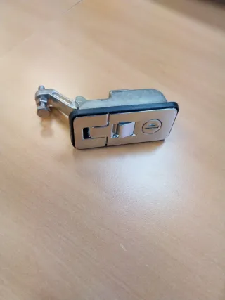 4 Cerraduras metálicas con llave