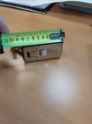 4 Cerraduras metálicas con llave