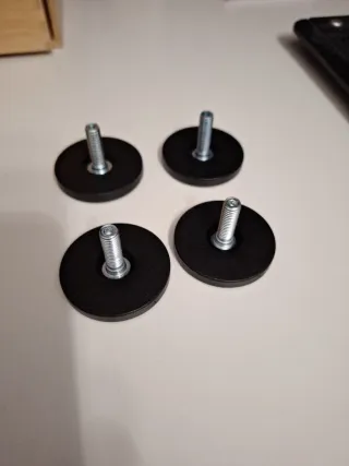 Patas de goma negras con tornillo