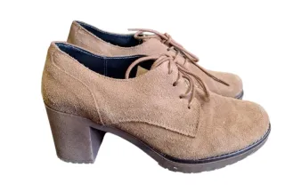 Zapatos de ante con cordones y tacón