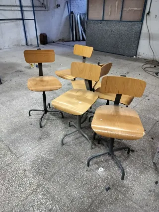 Sillas de madera y metal para máquinas de coser