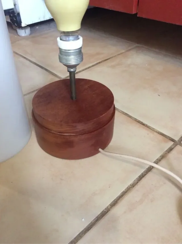 Lampada da tavolo minimalista in stile scandinavo