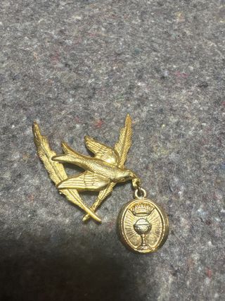Broche pájaro con cáliz y corona