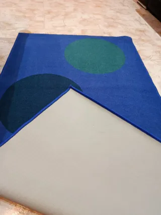 Alfombra azul con círculos verdes