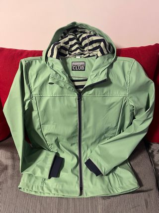 Chubasquero verde con capucha