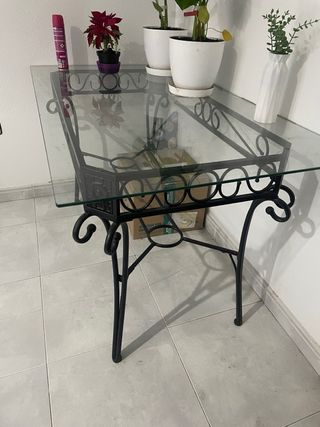 Mesa de forja con sobre de cristal