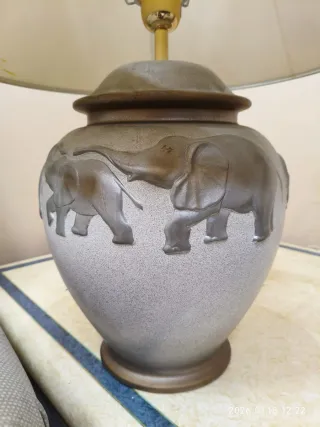 Lámpara de mesa de cerámica, elefantes en relieve.