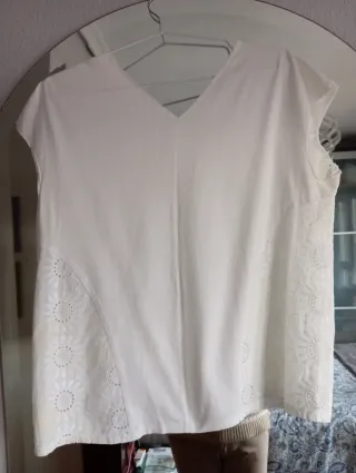 Camiseta blanca bordada Purificación García