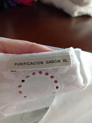 Camiseta blanca bordada Purificación García