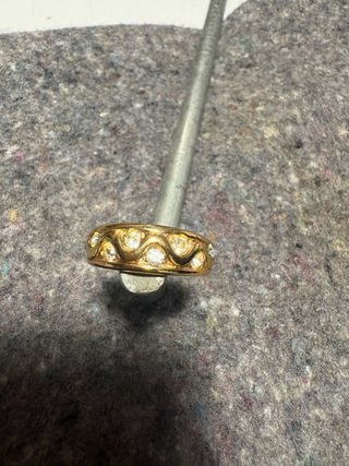 Anillo dorado con piedrecitas