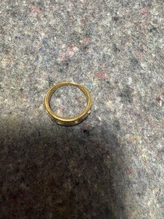 Anillo dorado con piedrecitas