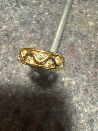 Anillo dorado con piedrecitas