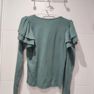 Camiseta Zara volantes manga larga verde