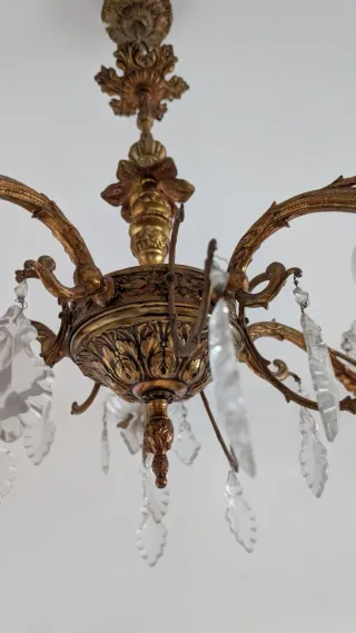 Lámpara de araña dorada con cristales