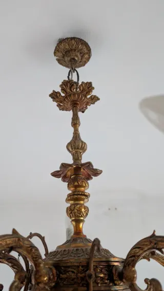 Lámpara de araña dorada con cristales