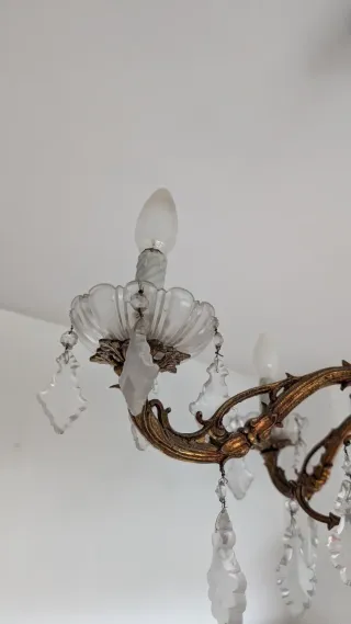 Lámpara de araña dorada con cristales