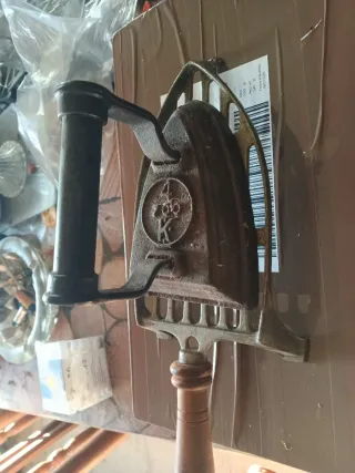 Plancha de hierro antigua con base