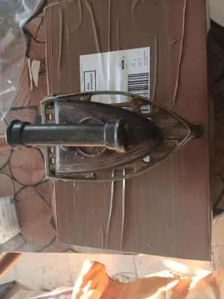 Plancha de hierro antigua con base