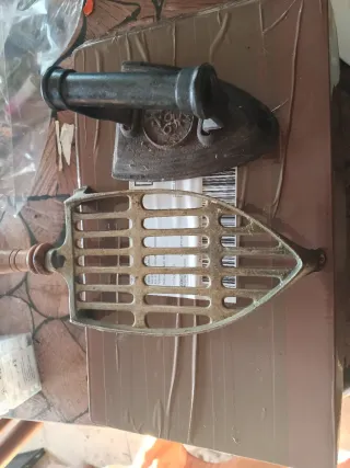 Plancha de hierro antigua con base