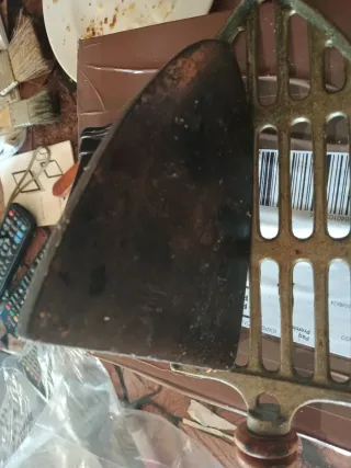 Plancha de hierro antigua con base