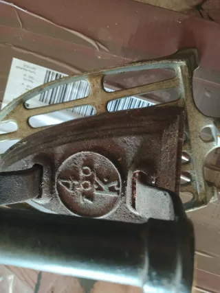 Plancha de hierro antigua con base