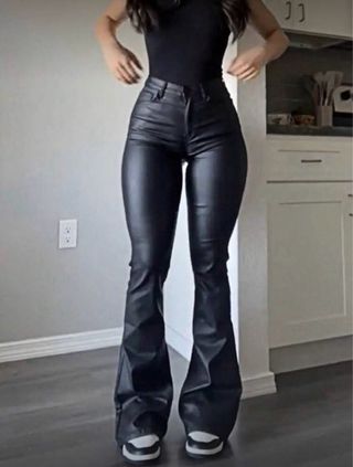 Pantalones efecto piel campana