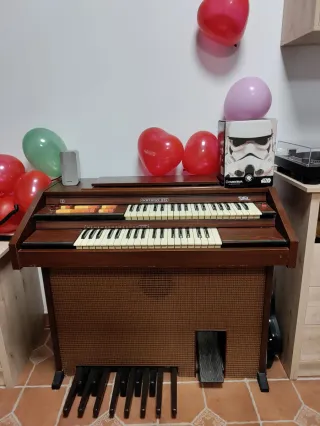 Órgano madera con pedales