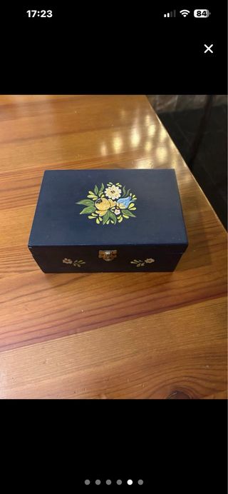Caja de madera decorada con flores