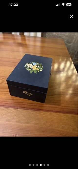 Caja de madera decorada con flores