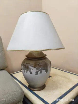 Lámpara de mesa cerámica, con elefantes relieve 2*