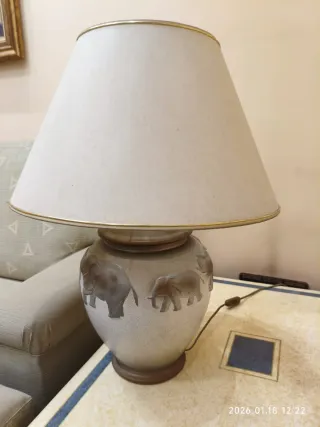 Lámpara de mesa cerámica, con elefantes relieve 2*