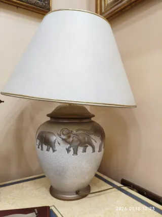 Lámpara de mesa cerámica, con elefantes relieve 2*