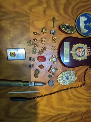 Lote de insignias militares ,y demas