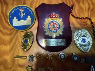 Lote de insignias militares ,y demas