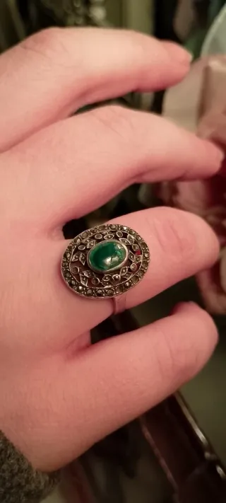 Antico anello argento con pietra verde
