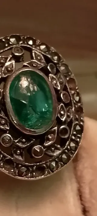 Antico anello argento con pietra verde
