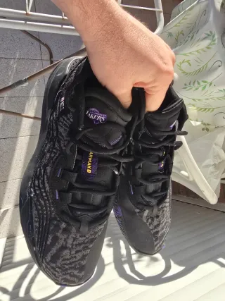 Zapatillas NBA Negras y Moradas