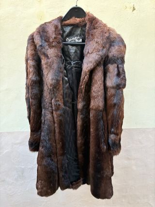 Abrigo de piel de conejo marrón