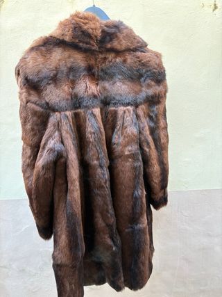 Abrigo de piel de conejo marrón