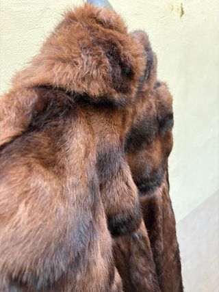 Abrigo de piel de conejo marrón