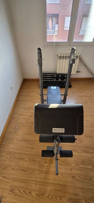 Banco de ejercicios y mancuernas