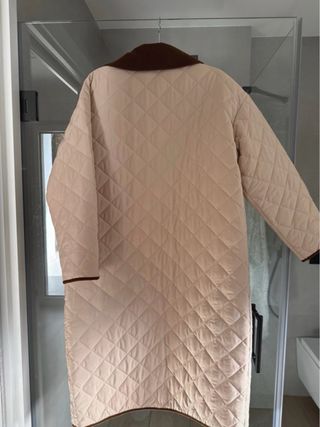 Chaqueta acolchada larga beige y marrón