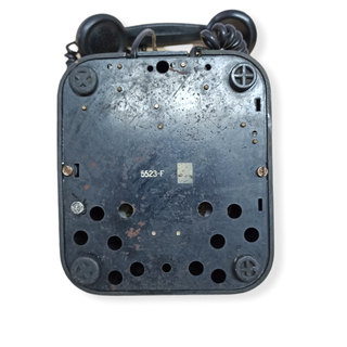 Teléfono antiguo negro baquelita.